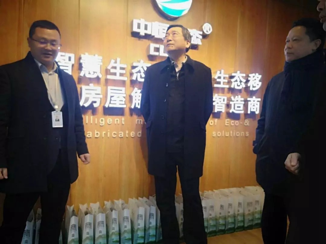 文化和旅游部党组成员、副部长张旭（中）、四川省政府副省长杨兴平（左）听取公司总经理汇报